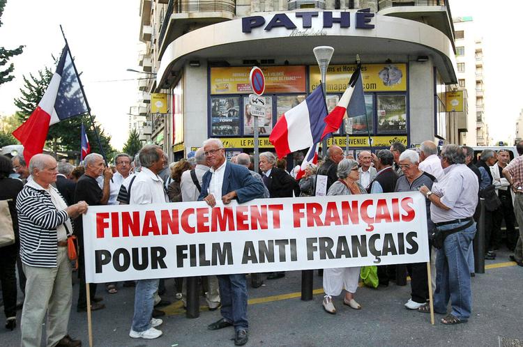 Protester. I Marseille viste en  demonstration foran premierebiografen, at Rachid Boucharebs film rammer  ned i en traumatisk fortid. 