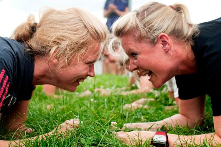 To og to. Motionsøvelser bliver sjovere med en træningsmakker. 
