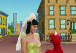 Gemmeleg. Katy Perry vil bare så gerne lege med Elmo, men den behårede døgenigt bliver ved at stikke af - forstå det hvem der kan. 