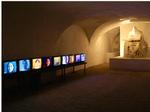 Kunstnergruppen YNKB er en del af Artreach-projektet. De har tidligere arbejdet med outreach som her på udstillingen 'Arvestykker' på Kronborg, hvor indvandrere fra Helsingør i en videoinstallation konfronterede Holger Danske - og Kronborgs publikum - med deres drømme og problemer. 