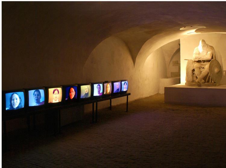 Kunstnergruppen YNKB er en del af Artreach-projektet. De har tidligere arbejdet med outreach som her på udstillingen 'Arvestykker' på Kronborg, hvor indvandrere fra Helsingør i en videoinstallation konfronterede Holger Danske - og Kronborgs publikum - med deres drømme og problemer. 