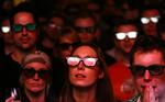 Med eller uden 3D-briler. Det er spilfirmaerne ikke enige om. Personerne her på billedet ser fodboldkampen mellem Arsenal og Manchester United, der blev vist i 3D. 