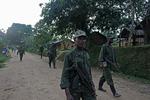 Vagter. Vold og uro ulmer i Congo. Her patruljerer regeringssoldater i det område, hvor landsbybeboere blev udsat for kynisk angreb. 