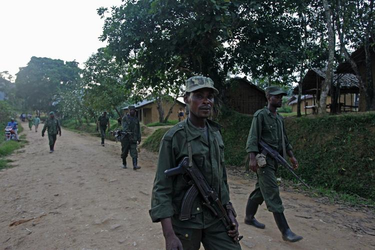 Vagter. Vold og uro ulmer i Congo. Her patruljerer regeringssoldater i det område, hvor landsbybeboere blev udsat for kynisk angreb. 