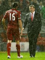 skybrud. Anfører for Liverpool, Sotirios Kyrgiakos, søger råd hos træner Roy Hodgson, som nu har skiftet hele holdet ud efter Carling Cup-fiaskoen. Arkivfoto. 