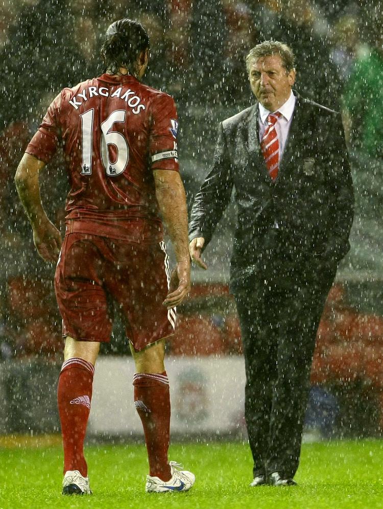 skybrud. Anfører for Liverpool, Sotirios Kyrgiakos, søger råd hos træner Roy Hodgson, som nu har skiftet hele holdet ud efter Carling Cup-fiaskoen. Arkivfoto. 