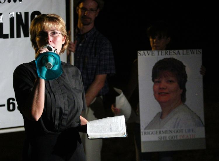Forbøn.  Den tidligere fængselspræst og dødsstrafmodstander Lynn Litchfield læser en passage af Bibelen uden for fængslet, hvor Teresa Lewis i nat blev henrettet. 