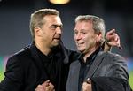 Efter nederlag i sine første fire Superligakampe fik Allan Kuhn (tv.) mandag aften sin første sejr, hvilket udløste en lettet lykønskning fra direktør Jens Ørgaard. 
