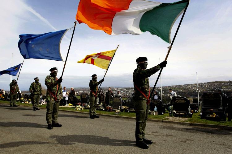 TERRORTRUSSEL. Medlemmer af Real IRA demonstrerer på kirkegård i Londonderry i Nordirland i april i år. 