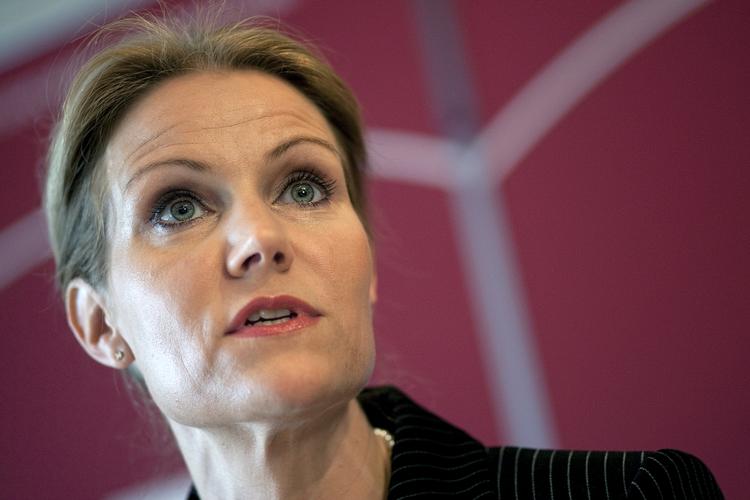 Diplomati. Helle Thorning-Schmidt og andre af Christiansborgs politikere lægger en så voldsom tone for dagen, at det danske diplomati må gå stille med dørene. Lykkeligvis er diplomatiet dog virkende, om end i dyb diskretion. 