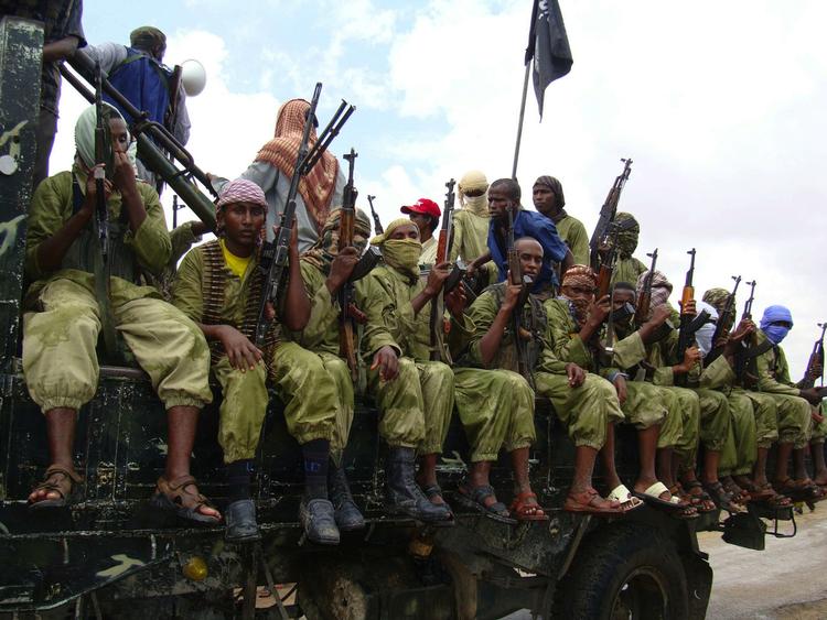 PATRULJE. Al Shabaab-krigere på patrulje i Somalias hovedstad. 