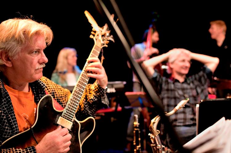 Patriarken. På den ene side er New Jungle Orchestra et relativt demokratisk foretagende, hvor de enkelte orkestermedlemmers input hele tiden er med til at udvikle musikken. På den anden side, som Pierre Dørge selv udtrykker det: »Jeg har vetoret«. 