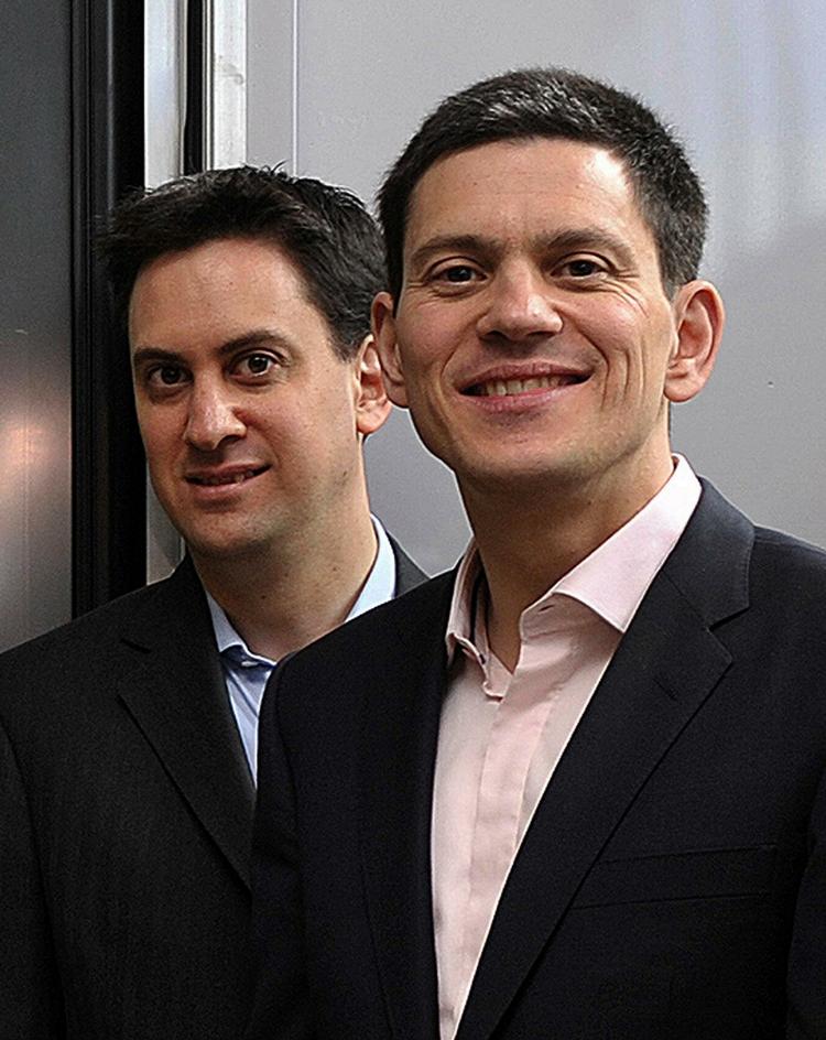 Fejde. Brødrene Ed og David Miliband er klar til dommen, når afgørelsen om, hvem der bliver Labours nye leder, falder i eftermiddag. 