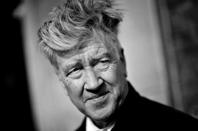 Kultinstruktøren David Lynch kan andet end at lave film. Han begyndte egentligt som billedkunstner, og nu åbner hans store udstilling "The Air is on Fire" i Kunstforeningen i København. 