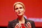 Hyldet. Helle Thorning-Schmidt kommenterede først skattesagen mod hende og hendes mand, Stephen Kinnock, i slutningen af sin timelange tale. 