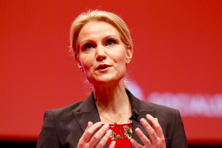 Hyldet. Helle Thorning-Schmidt kommenterede først skattesagen mod hende og hendes mand, Stephen Kinnock, i slutningen af sin timelange tale. 