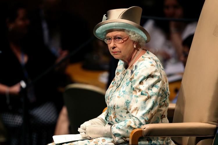 Dyrt. Det koster mange penge at varme de kongelige boliger op. Nye dokumenter viser, at den britiske Dronning Elizabeth søgte om hjælp fra fattig-fond. 