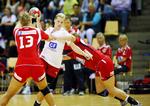 Av. Berit Kristensen tackles af to norske spillere  i GF World Cup semifinalen i Århus. 
