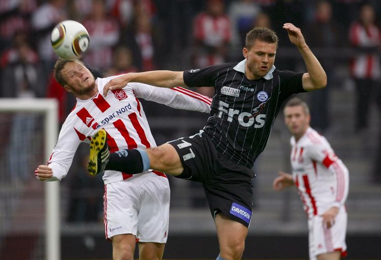 Nærkamp. SønderjyskE og Kenneth Fabricius (til højre) trak det længste strå mod AaB og Lasse Nielsen. 