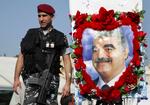 hariri. Den libanesiske befolkning er ikke længere interesset i at finde den tidligere premierminister Rafiq Hariris mordere. På billedet ses en politibetjent foran et dekoreret billede af Hariri. Arkivfoto: Bilal Hussein/AP 