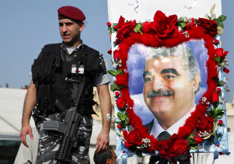 hariri. Den libanesiske befolkning er ikke længere interesset i at finde den tidligere premierminister Rafiq Hariris mordere. På billedet ses en politibetjent foran et dekoreret billede af Hariri. Arkivfoto: Bilal Hussein/AP 