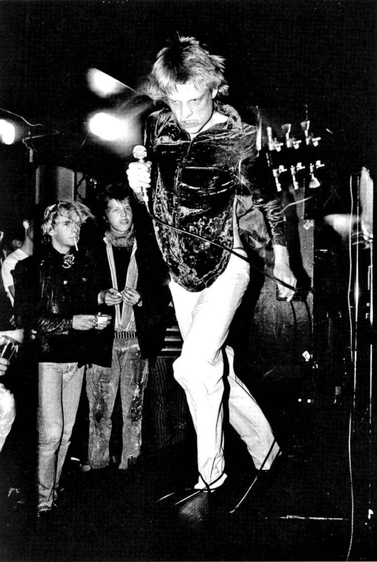 Energi. Fritz Bonfils var en ener i det danske punkmiljø. Vild og uregerlig. Her er han på scenen med Before, som han dannede sammen med Martin Hall i 1980. Bonfils og Hall er to af stemmerne i bogen. 