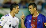 pegefinger. Levantes Sergio Ballesteros (th) er synligt utilfreds med Ral Madrid-stjernen Cristiano Ronaldos opførsel under 0-0-opgøret. 