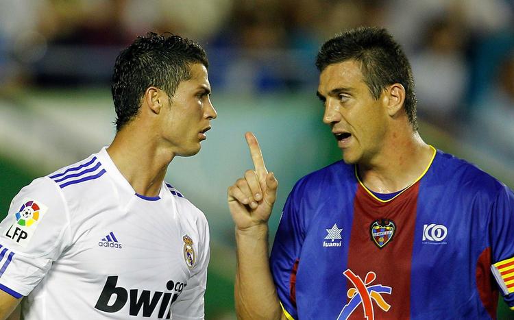pegefinger. Levantes Sergio Ballesteros (th) er synligt utilfreds med Ral Madrid-stjernen Cristiano Ronaldos opførsel under 0-0-opgøret. 