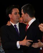 Sejr. Lillebror Ed Miliband vandt i går over sin storebror David Miliband i kampen om posten som Labours nye formand. 