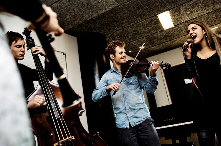 Væksthus. Rytmisk Musikkonservatorium i København er mest kendt for sin jazzprofil, men skal sætte dagsorden, uanset om genren er rock, hiphop eller elektronisk musik, siger rektor Henrik Sveidahl. 