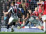 straffespark. Arsenals Manuel Almunia redder det straffe, han selv begik, men i anden halvleg var målmanden skyld i to West Bromwich-mål. 