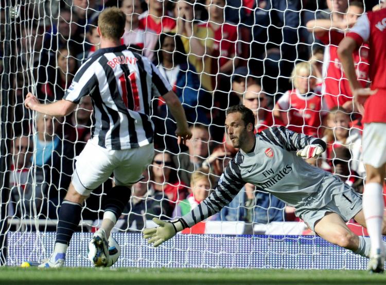 straffespark. Arsenals Manuel Almunia redder det straffe, han selv begik, men i anden halvleg var målmanden skyld i to West Bromwich-mål. 