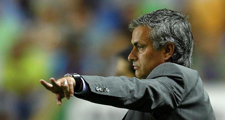 bekymring. Real Madrids  manager Jose Mourinho har stabiliseret forsvaret, men angrebet har indtil videre ikke leveret varen. 