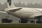 Frigivet. Den udpegede og mistænkte bombemand er løsladt, og flyet han var om bord er i luften igen. 