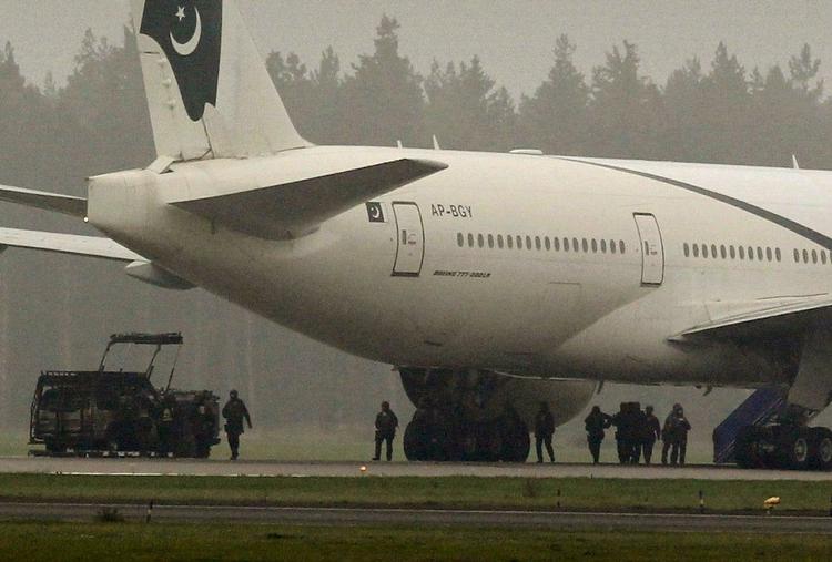 Frigivet. Den udpegede og mistænkte bombemand er løsladt, og flyet han var om bord er i luften igen. 