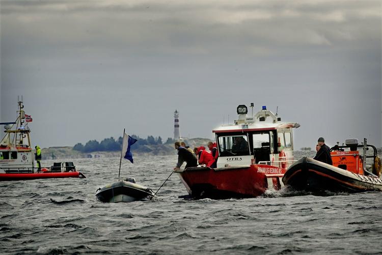 dykkerulykke. Norske redningsarbejdere ved den båd, som de to forsvundne danske dykkere brugte. 