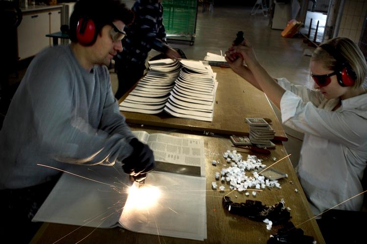 Kunst? Jacob Jessen affyrer en hundeproppistol ned på en af 5.000 kunstaviser, Marie Kølbæk Iversen (th.) er redaktør på. »Selve eksplosionsøjeblikket frigør energi, lys, tryk og lyd på 140 decibel. Det gør hver avis unik«, siger Jacob Jessen. 