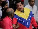 xxxxxxxxxx. Venezuelas præsident Hugo Chavez taler med en af socialisternes kandidater ved valget. 