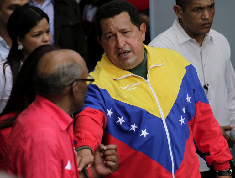 xxxxxxxxxx. Venezuelas præsident Hugo Chavez taler med en af socialisternes kandidater ved valget. 