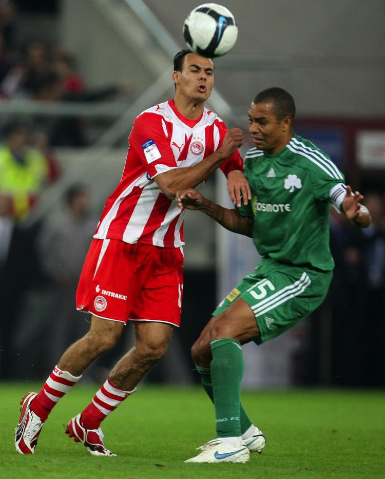 nærkamp. Gilberto Silva (til højre) er Panathinaikos' store defensive kraft på midtbanen. Arkivfoto. 