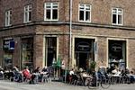 Den lange Stefansgade på ydre Nørrebro byder på masser af pladser til kaffedrikning og sludder i solen. 