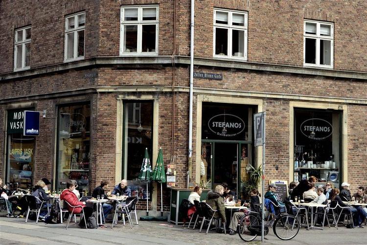 Den lange Stefansgade på ydre Nørrebro byder på masser af pladser til kaffedrikning og sludder i solen. 