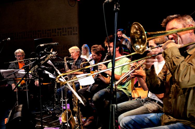 New Jungle Orchestra var som stort set altid i sprudlende form, således også ved 30-års fødselsdagen i JazzHouse. Men de havde også trænet inden, således her på Ry Højskole i afvigte uge. Det nye album sprudler desuden af veloplagt spillelyst. 