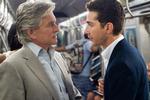 Udflydning. Michael Douglas som Gordon Gekko er tilstrækkelig karikeret til at føles både ægte og ægte interessant. Men ellers formår instruktør Oliver Stone i 'Wall Street 2' ikke at smelte den store historie om grådighed sammen med den lille historie om protegeens (Shia LaBeouf, th.) forhold til Gekkos datter. 