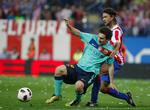Av. Lionel Messi (i blåt) blev tacklet hårdt af Atletico Madrids tjekke Tomas Ujfalusi. 