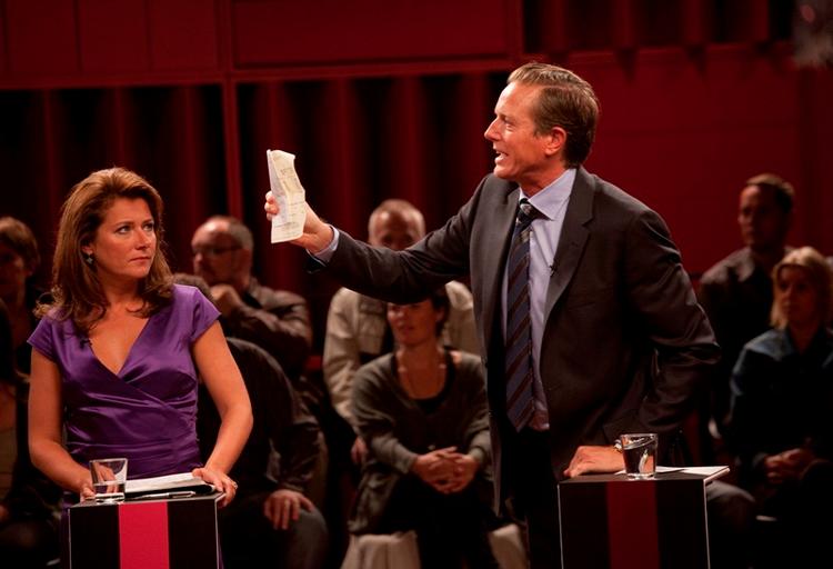 Overrumplende. I aftes tog DR hul på 'Borgen', som anmelderne kun er moderat begejstrede for. På billedet er det De Moderates leder Birgitte Nyborg (Sidse Babett Knudsen), der kigger forundret, mens Arbejderpartiets leder Michael Laugesen (Peter Mygind) hiver et bilag frem, der dokumenterer, at statsminister Lars Hesselboe (Søren Spanning) har brugt statens penge til at finansiere sin kones indkøb. Pr-foto. 