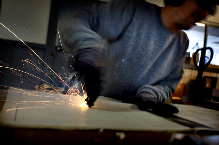 Kunst. Skal kunsten flytte noget i hovederne på publikum, skal den være selvstændig og relativt autonom, mener professor Jørn Langsted. Her er Jacob Jessen i fuld gang med at skyde på nogle aviser. 