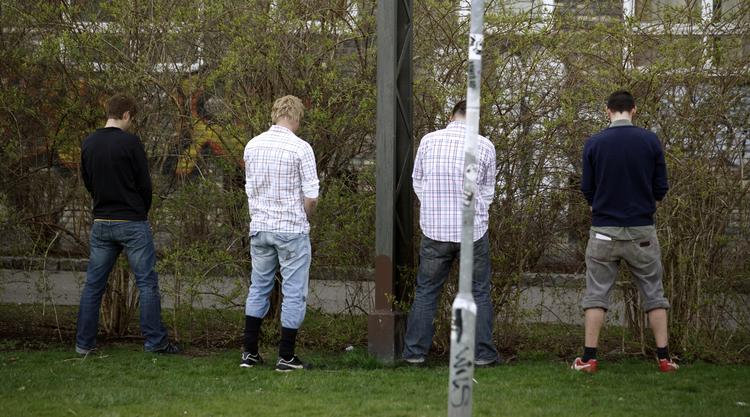 Tissetrolde. Det skal jo ud. Men reglerne for, hvornår det er okay at tisse offentligt, kan åbenbart gradbøjes. I hvert fald i Sverige. 