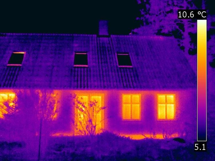 Varmespild. Et ældre bondehus i Skælskør er fotograferet med et varmekamera. De gule farver afslører, at varmen ryger ud af vinduer og døre. Peter Hove Olesen har affotograferet billeder taget af Lars Due. 