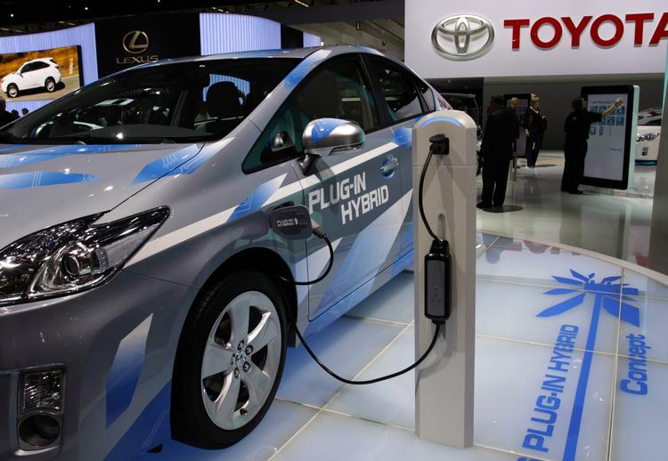 Klimakommisionen vil helt eller delvist fjerne afgiften på hybridbiler som denne Toyota Prius. 